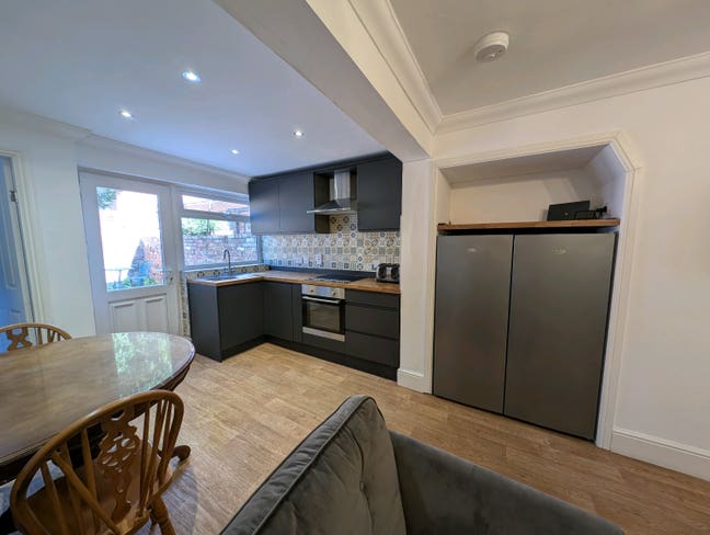 Large Double bedroom - near hospital & station  Main Photo