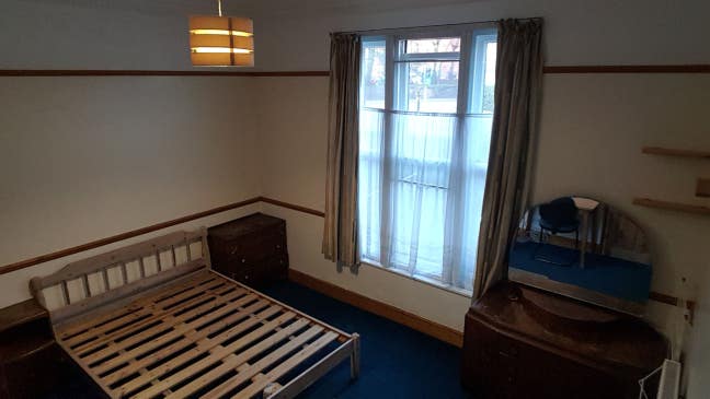 Large Double Bedroom in Prof Non-Smoking Full Fur Main Photo