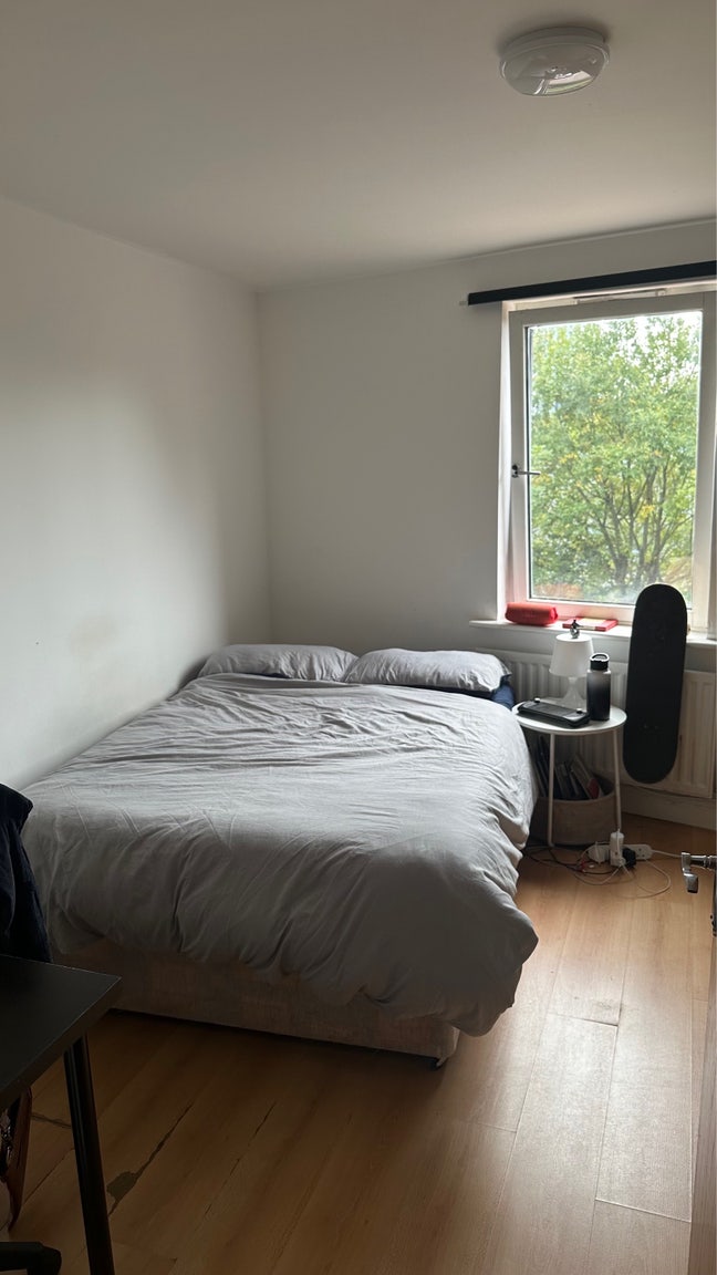 Double bed in Finnieston Main Photo