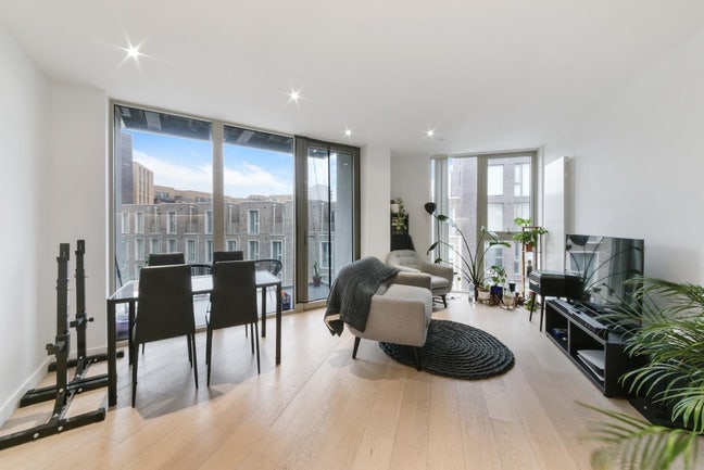 🚀 Royal Wharf 3-bed house with Gym, Sauna, Pool Main Photo