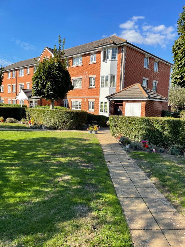 Stunning  2 Bed Apartment in Gated Development KT2 Main Photo