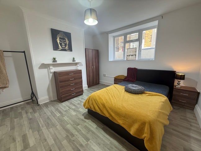  Bright 1-bed flat near Hight St Main Photo