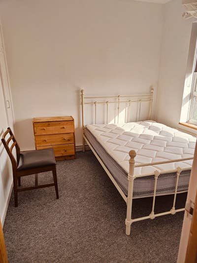 Room available for female ideally Main Photo