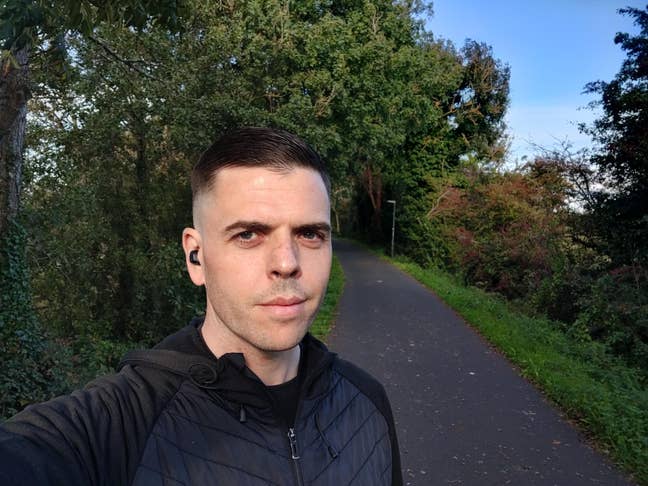 Professional seeks a double room Main Photo