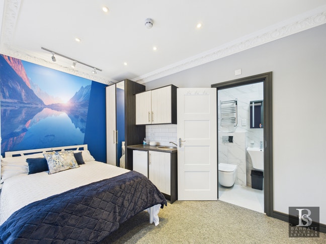 🏡 JUST 3 rooms left - kitchenettes - Slough 🔥☄️ Main Photo