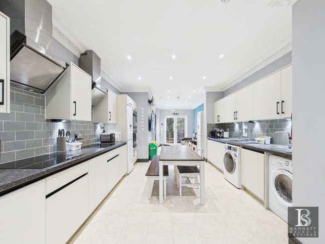 🏡 JUST 3 rooms left - kitchenettes - Slough 🔥☄️ Main Photo