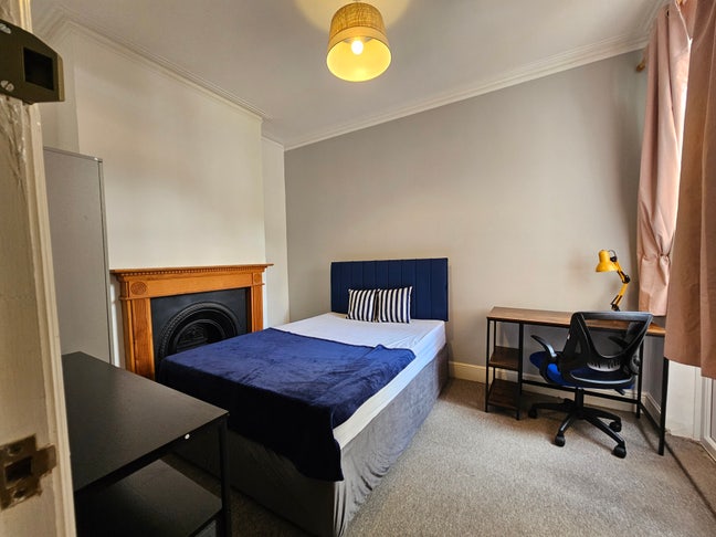 Spacious Double Rooms Available for Professionals Main Photo