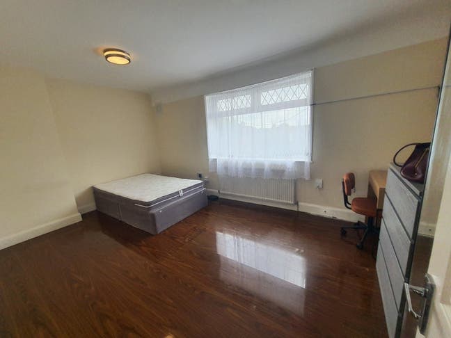 Furnished massive 19'x14' double bedroom with Bill Main Photo