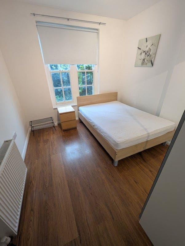 Double Room within Three Bedroom Flat- Shadwell Main Photo
