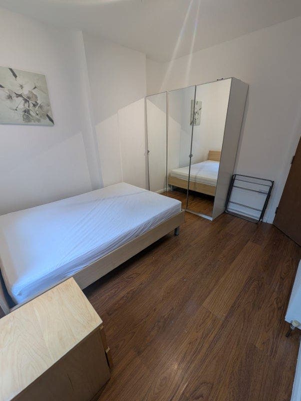 Double Room within Three Bedroom Flat- Shadwell Main Photo