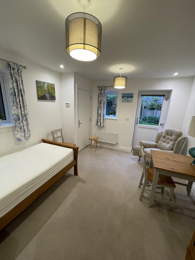 En-suite room in ideal location, central Bracknell Main Photo