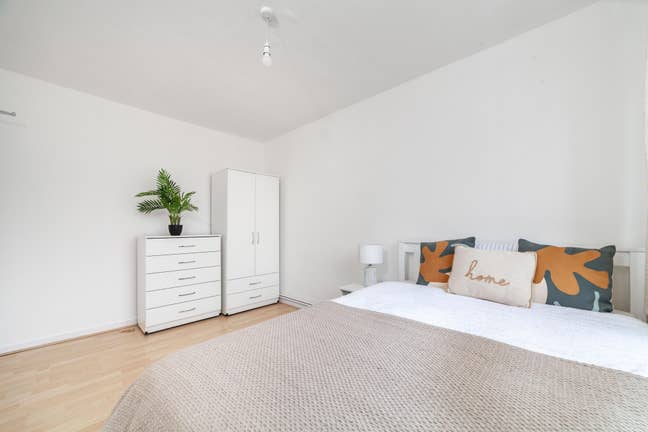 Decent Room In Quite Area/2 Bathrooms/Roehampton Main Photo