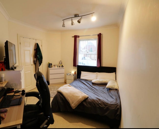 Double Room Available in Fleet Main Photo