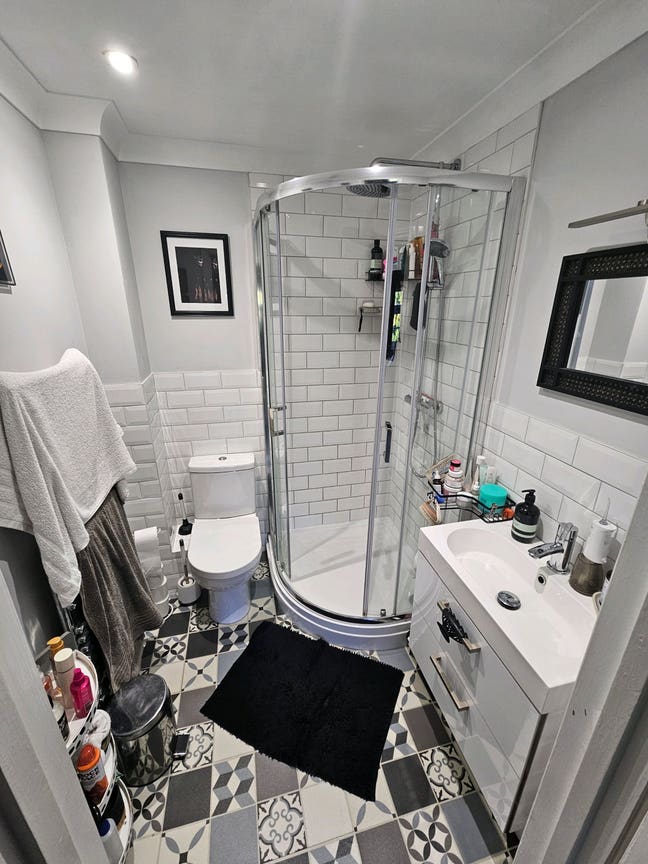 Room to rent w/ own bathroom Main Photo