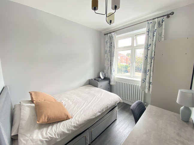 5 min Tube newly renovated single room  Main Photo