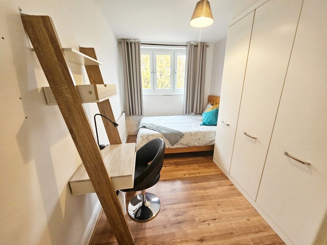 4Refurbished Rooms-Balcony & Lounge-Bills Inc-EC1V Main Photo