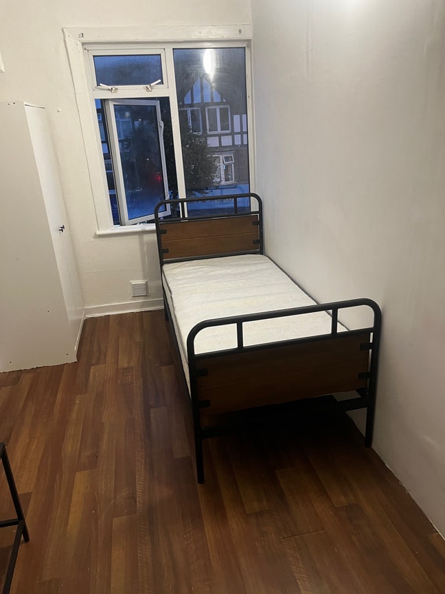 Spacious single bedroom in coulsdon Main Photo