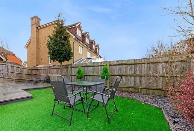 Great Location! Large double bedroom Ensuite Main Photo
