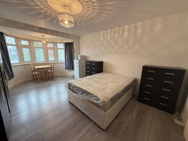 Large Double/5 Mins from Tube/No Deposit Main Photo