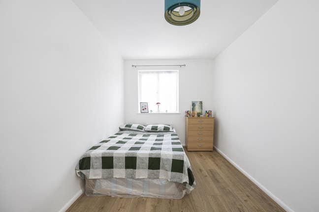 Large Double Room in Stepney Available Now Main Photo
