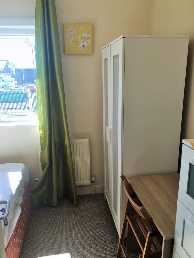 Large single room, off street parking Main Photo