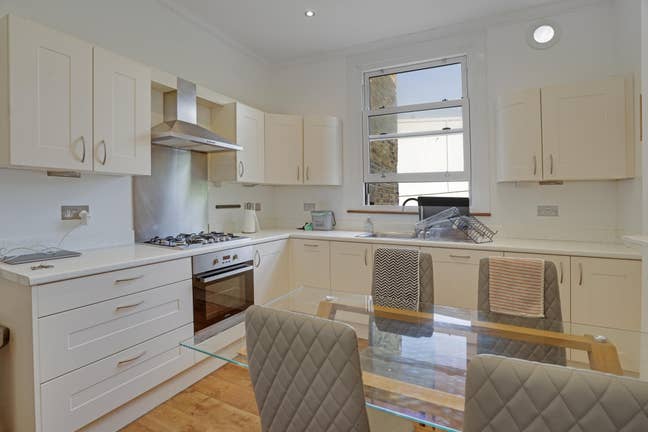 3 Bed flat for Short Let - ALL BILLS included Main Photo