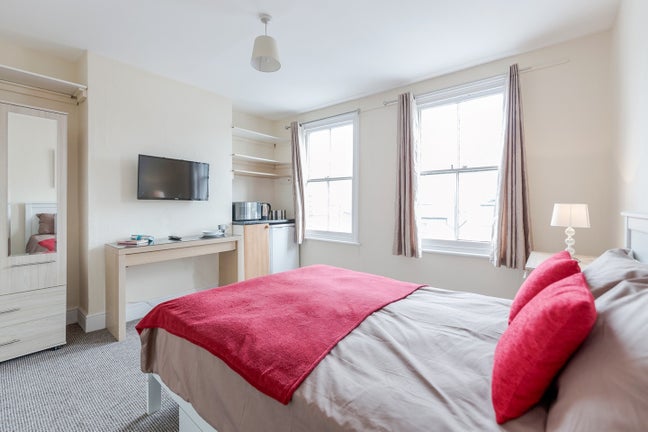 Dbl room on Woodford Road - Parking 💤🅿️ Main Photo
