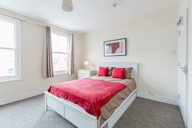 Dbl room on Woodford Road - Parking 💤🅿️ Main Photo