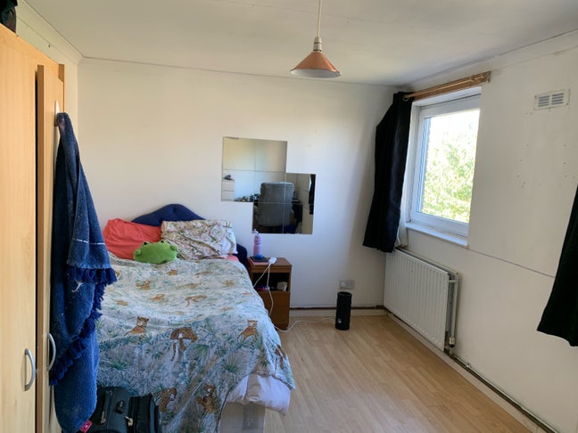 Bright spacious furnished room in Limehouse Main Photo