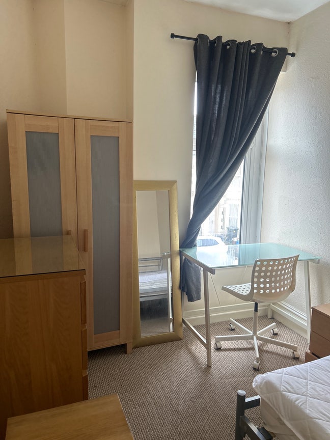 Tenancy availability in 6 bedroom house Main Photo