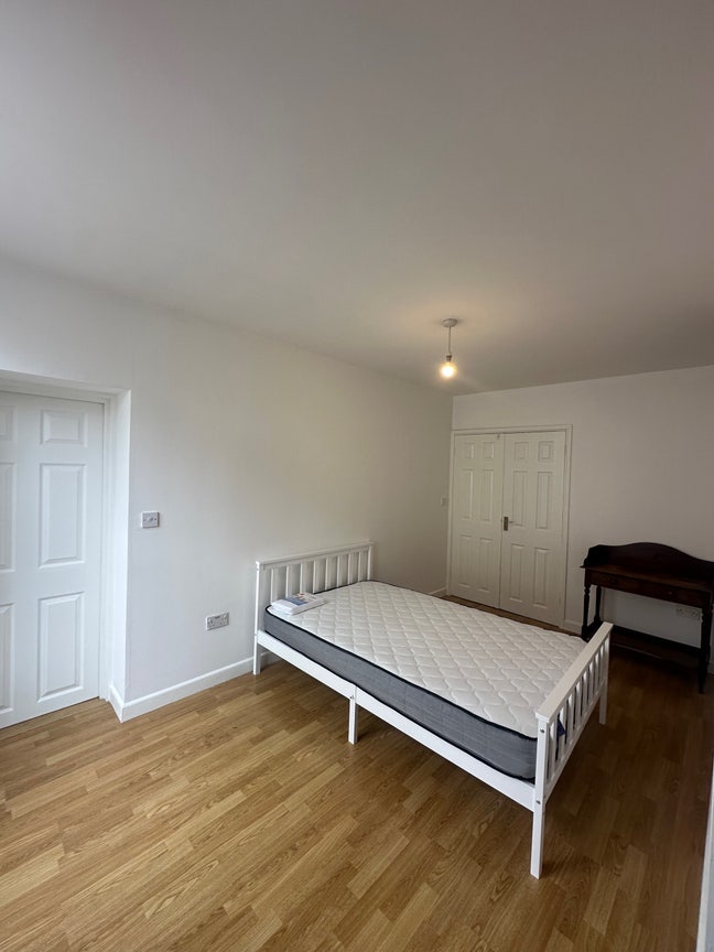 Large double bedroom - GF flat 1 min from station Main Photo