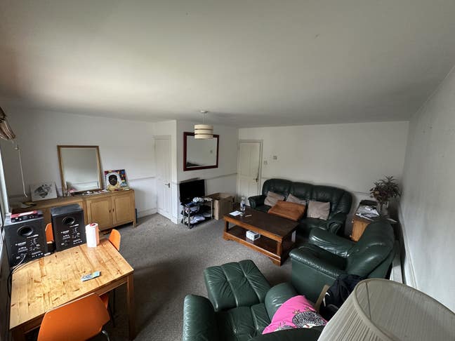 2 Bedrooms Available in Lovely Split Level Flat Main Photo