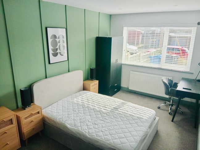 Chic Kitchenette/Ensuite rooms available now! 🤍 Main Photo