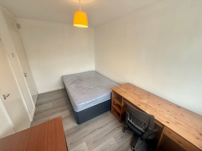 Furnished Double Room in Four Bedroom House  Main Photo