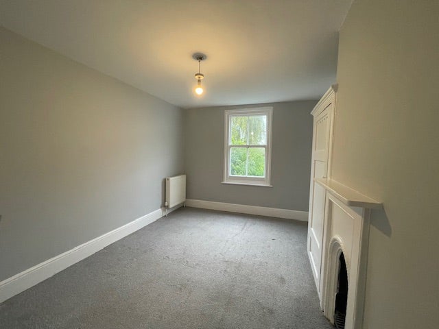 Double bedroom to rent in a newly decorated house  Main Photo