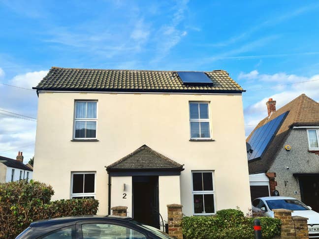 Beautiful double room in a detached 3 bed house Main Photo