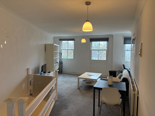 Spacious 2-Bed Flat – Ideal for Couple – Parking + Main Photo