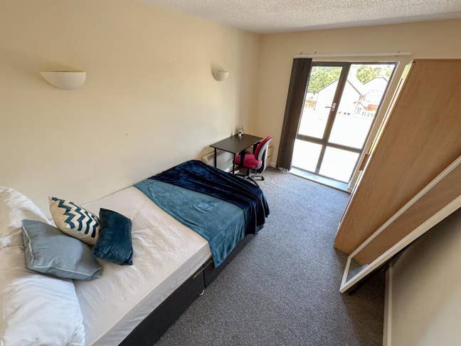 Medium double room takeover as soon as possible Main Photo
