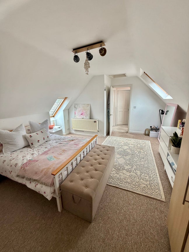 LARGE room with ensuite toilet & parking Main Photo