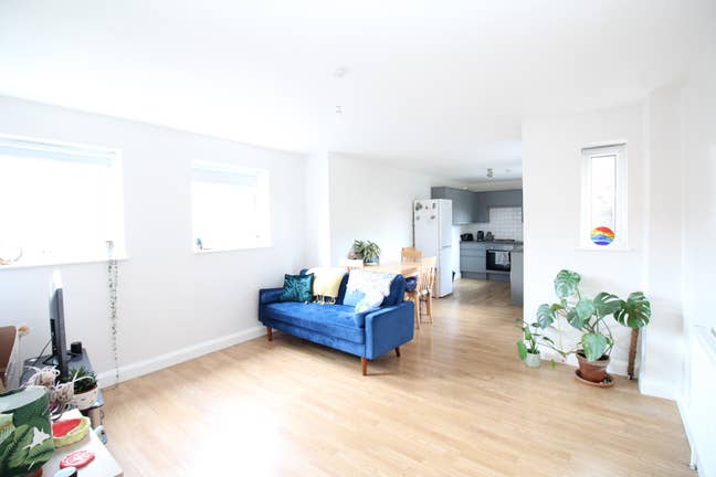 Modern 2-Bed Flat in Central Location Main Photo