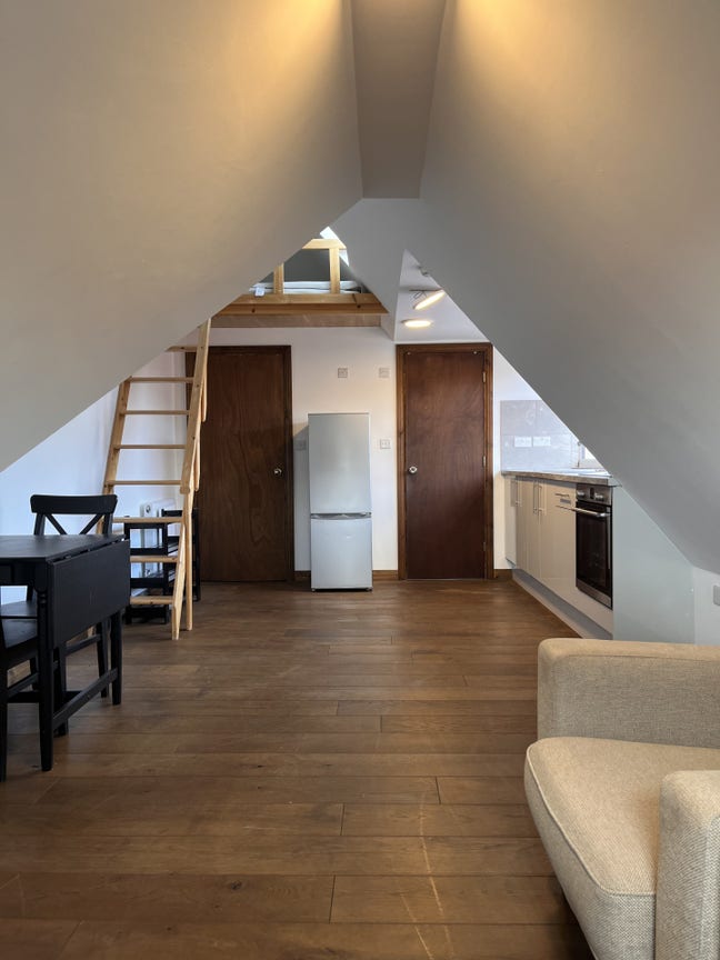 Stunning Top Floor Flat NW11  Main Photo