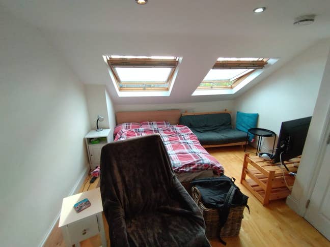 Massive double en-suite (whole top floor of house) Main Photo