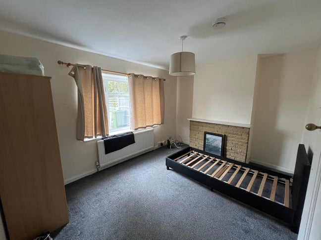 Spacious room to rent 24 Weston road Main Photo