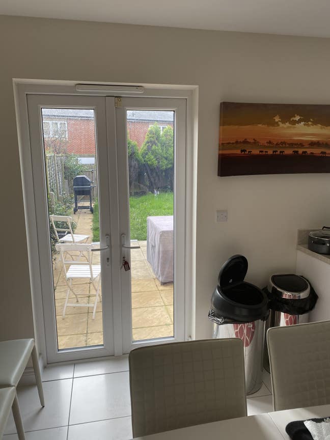 1-2 double rooms available in residential house Main Photo