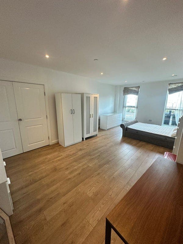 Massive Double Bed in a 4 Bed Flat in N. Greenwich Main Photo