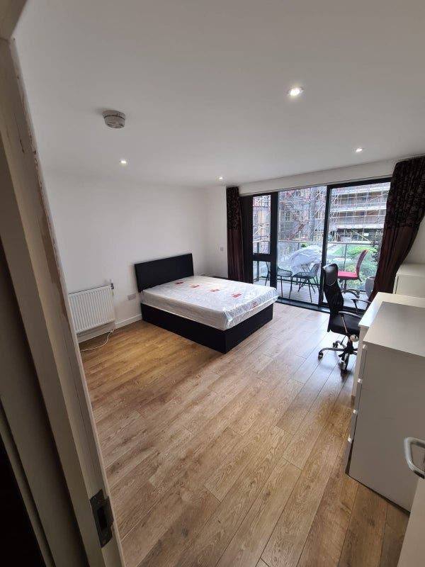 Spacious & Bright Double w. balcony in Canary W. Main Photo