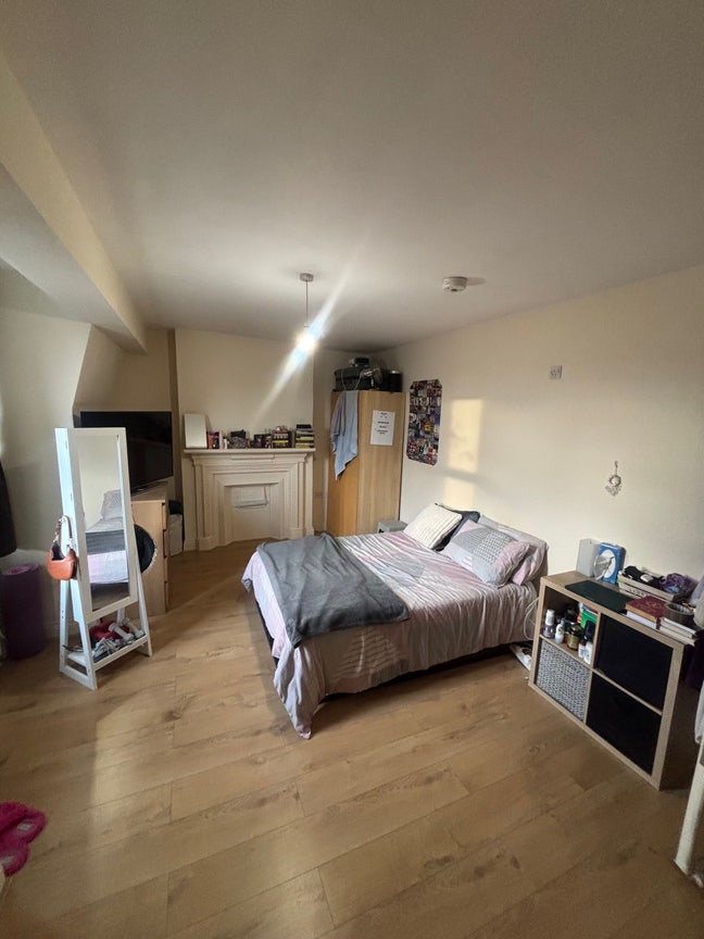 Spacious 2/3 Bed Flat with Balcony – Green Lanes  Main Photo