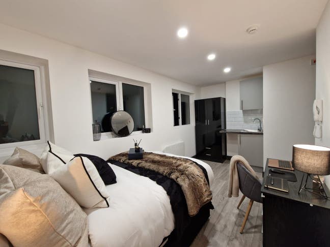 BRAND NEW en suites 10 minutes from Heathrow  Main Photo