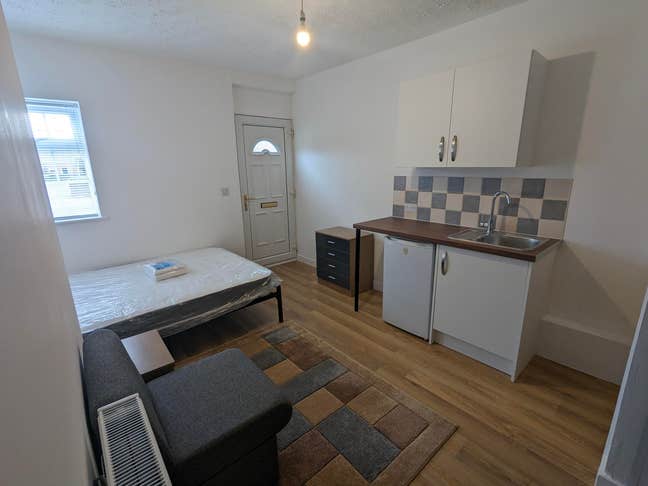 Studio room with en-suite and kitchenette Main Photo