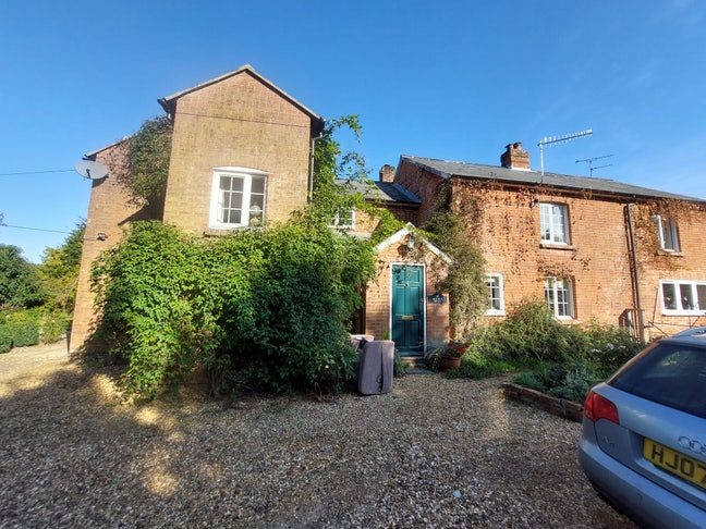 Room to rent in Village location Main Photo